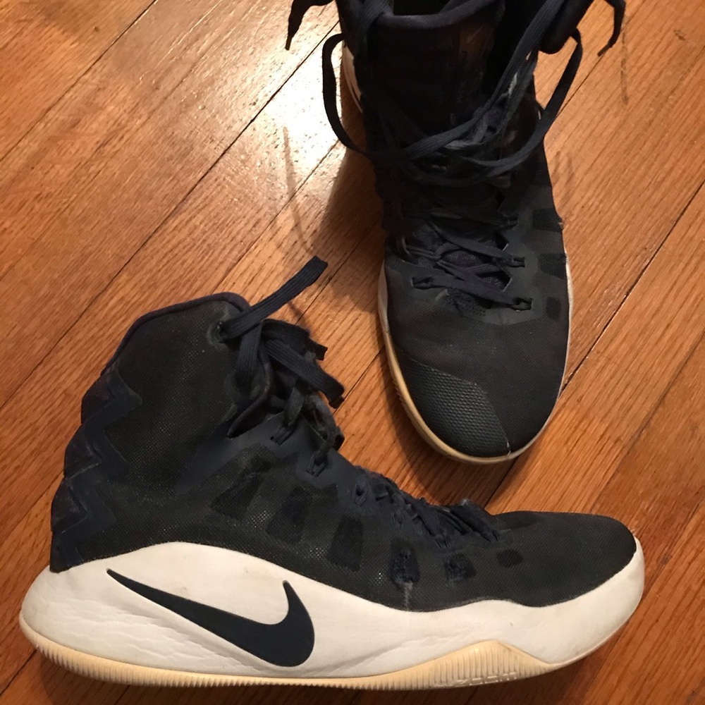 Basketball shoes